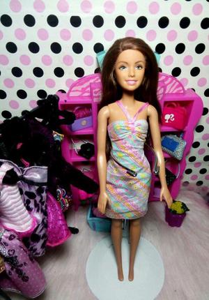 Barbie original con cabello oscuro