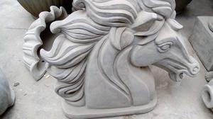Escultura de Caballo de congreto armado Gris Estilo ajedrez