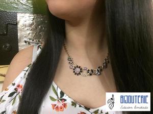 Collar Flores, Marca: Unique Yanbal