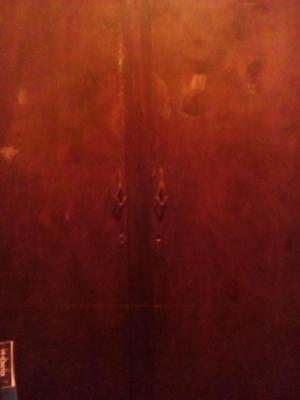 ropero de dos puertas madera antigua