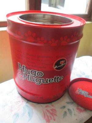 Barril de lata de Hugo Juguette y peluche forma de oso