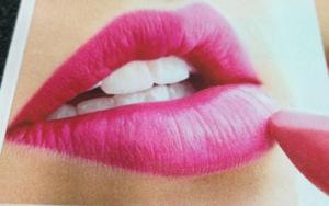 Labial en barra con sabor y aroma CODE COLOR CY ZONE