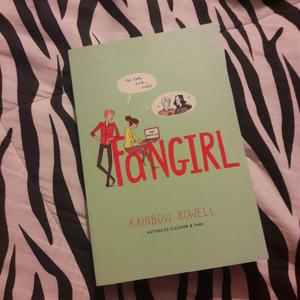 Libro Fangirl de Rainbow Rowell