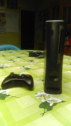 Vendo Xbox 360 Con Un Mando Y Cables De Conexión.