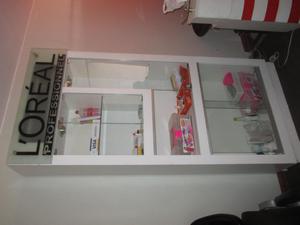 Vitrina Loreal y Ropero