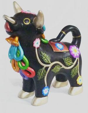 Escultura de Toro Alto Relieve Artesanía de Quinua Ayacucho