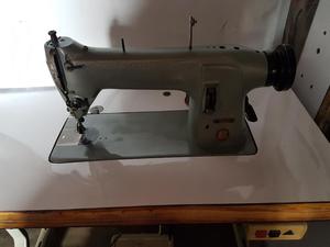 Maquina de Aparar Singer 331k16