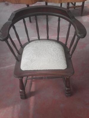 un sillon de escritorio antiguo de cedro