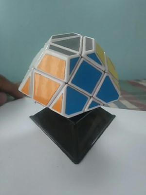 Cubo Rubik Ufo Rombo con Base No Ropa