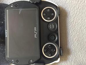 PSP GO con 2 juegos, cargador original y protector