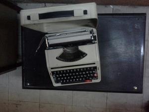 Vendo Mesita Y Maquina de Escribir