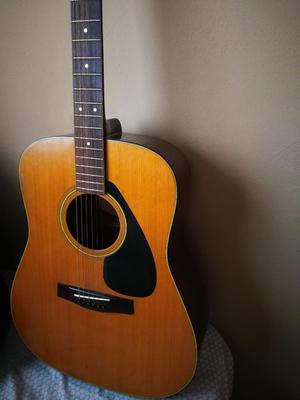 Vendo Guitarra Yamaha Acústica.