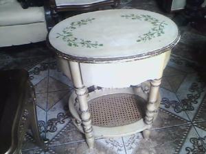 una mesa italiana, muy antigua