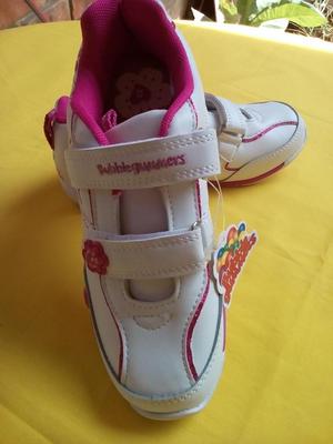 zapatillas blancas en cuero para niñas.