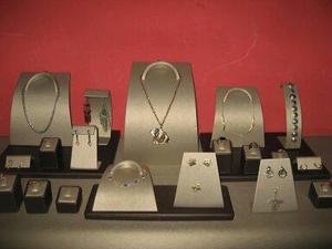 exhibidores de joyas en cuerina y acrilicos 