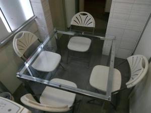 Mesa de vidrio y metal cromado con 4 sillas