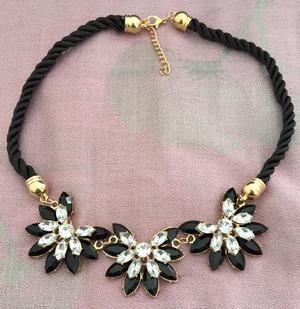 Collar Negro Flor