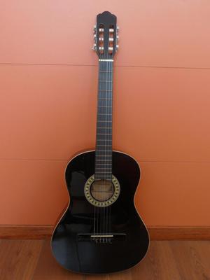 Guitarra acústica MEMPHIS CG100BK, color negro.