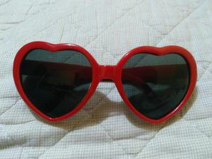 Lentes Rojos en Forma de Corazón.