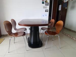 Mesa moderna y solido con 4 Sillas