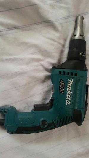 Vendo Atornillador Makita. Seminuevo