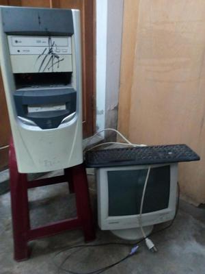 CPU Pentium 4, Monitor 14, Teclado y Parlantes