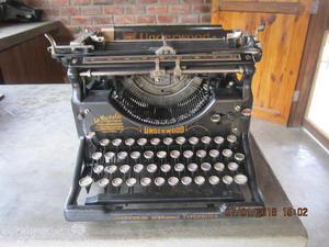 Antigua máquina de escribir para coleccionistas