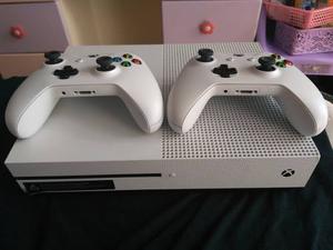 Xbox One S 500 Gb. Con Dos Mandos Originales Y Un Juego.
