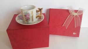 Adorno: 1 taza con plato miniatura en su caja original