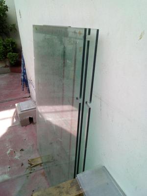 Divisiones y puerta de vidrio templado de 10 mm