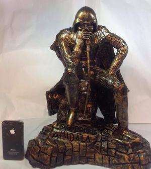 Escultura Del Lord Vader sobre La Tumba