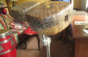 bongo musical con base cromada y tumba con soportes