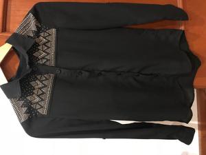 Blusa Xiomi negra con detalles en los hombros color plata