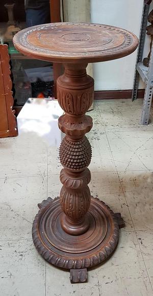 Pedestal de madera antiguo