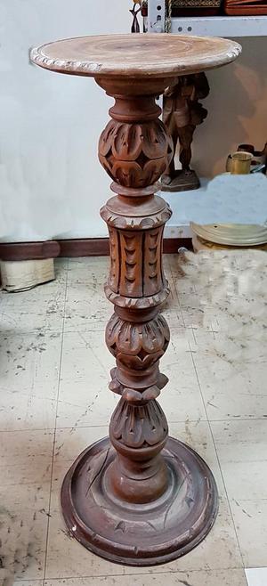 Pedestal de madera cedro antiguo tallado