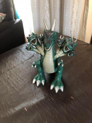 Dragon de juguete verde de 7 cabezas