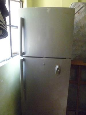 Refrigeradora con Dispensador de Agua.
