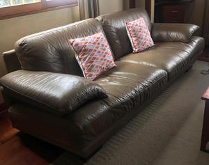 Sofa de 3 cuerpos de marca Natuzzi de cuero.