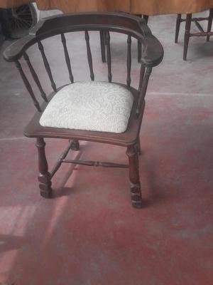 un sillon de cedro de escritorio muy antiguo