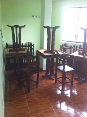 Mesas y sillas de madera
