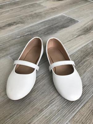Bellos zapatos blancos en venta
