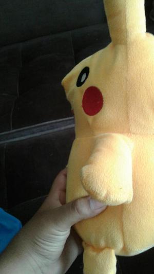 Peluche de Pikachu Y de La Hera de Hielo