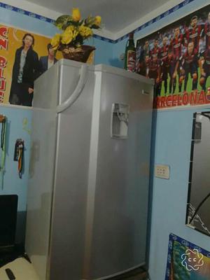 Se Vende Una Refrigeradora Mediana.