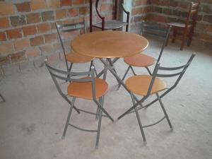 Mesa más 4 sillas plegables de metal