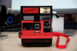 Cámara Polaroid Cool Cam color rojo para colección.