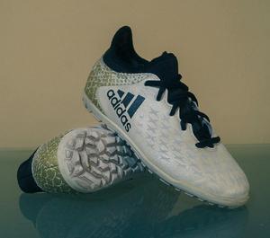Zapatillas de fútbol ADIDAS para niño.