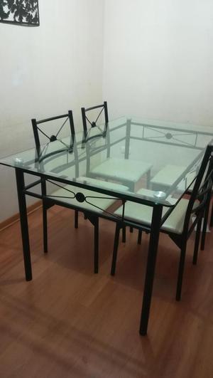 Amplia mesa comedor de vidrio con 4 sillas