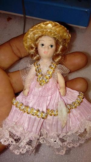 Antigua Mini Muñeca de Porcelana