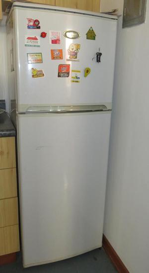 Refrigeradora NOFROST SHARP AMERICANA GRIS BLANCO