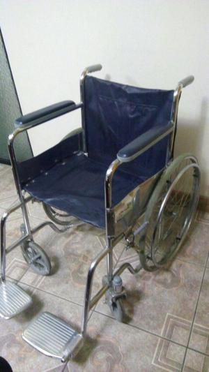 cama clinica y silla de ruedas